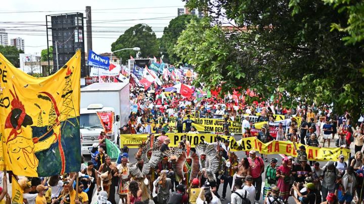 Participantes en la Marcha Global por el Clima, en protesta por la defensa de los bosques, los derechos territoriales indígenas y la responsabilidad climática global este sábado, en Belém (Brasil).