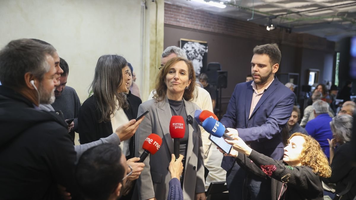 Mónica García atiende a la prensa tras un acto político, ayer.