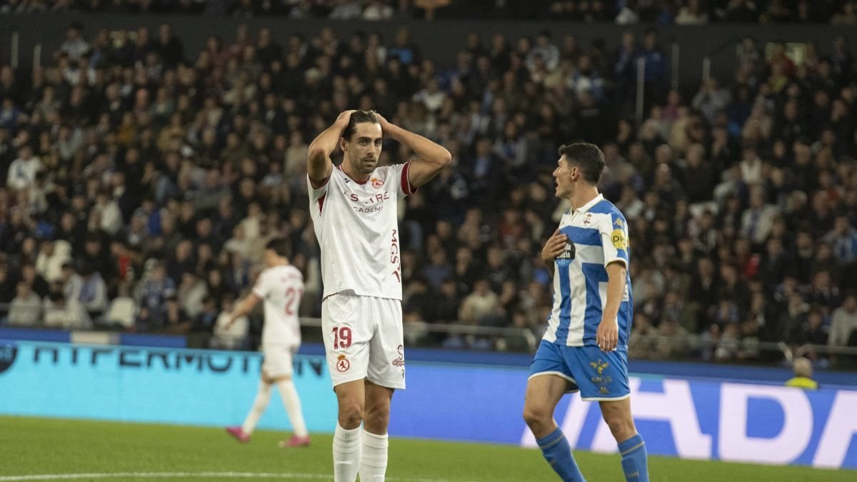 Rubén Sobrino se echa las manos a la cabeza en el partido frente al Dépor en Riazor.