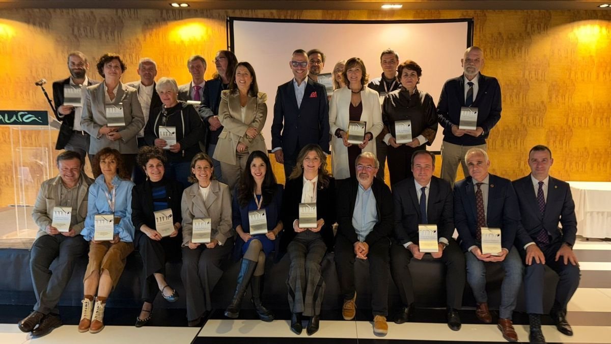 Foto de familia con todos los premiados.