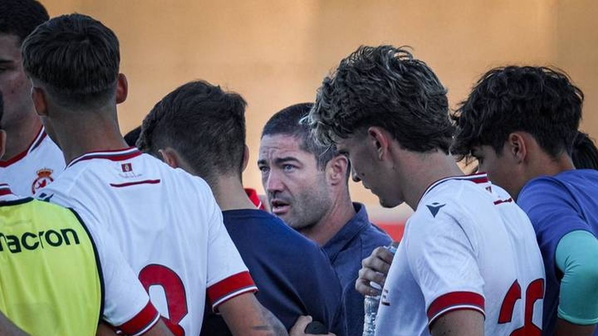 El técnico Sergio Pallide y los jugadores del Júpiter Leonés.