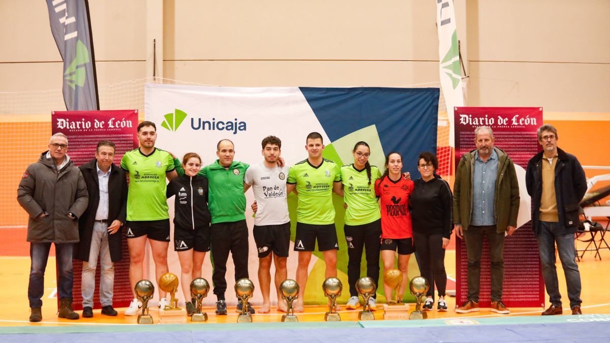Foto de familia de los luchadores y luchadoras que se llevaron el triunfo en sus categorías y los dos supercampeones, organizadores, autoridades y federativos.