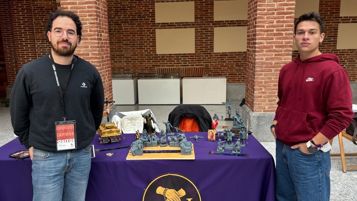 Pablo Ampudia Conejo y Juan Gómez Rodríguez con parte de su obra de arte sacro en 3D.