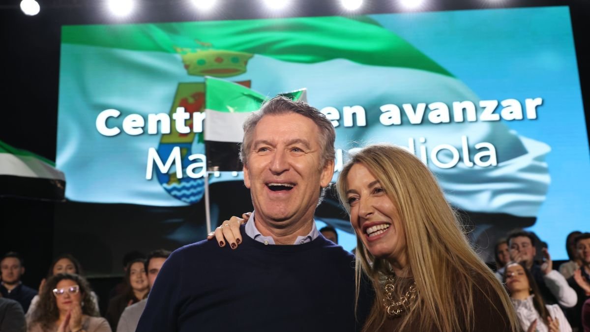 Alberto Núñez Feijóo junto a María Guardiola durante un acto público ayer, en Extremadura.