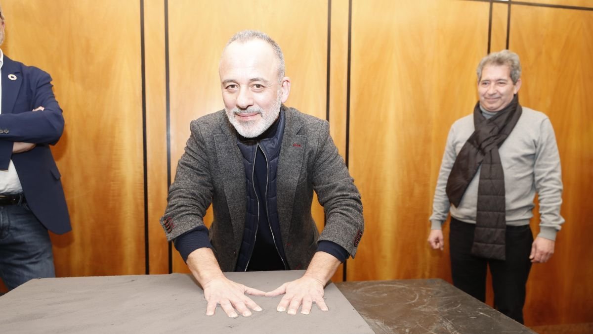 Javier Gutiérrez, huella desde marzo 2023, junto al director del Bergidum.