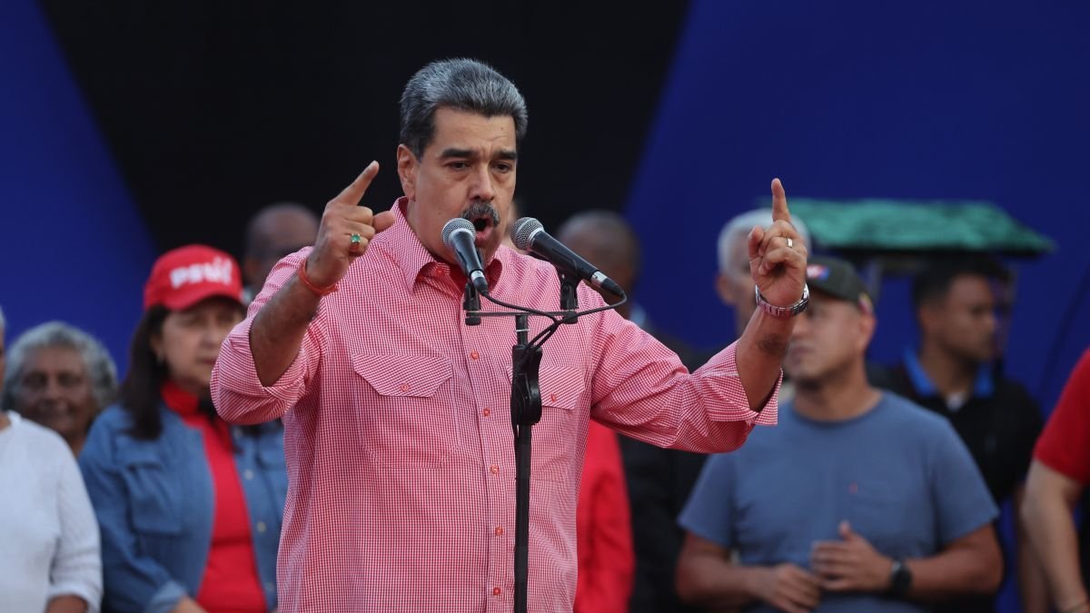 Maduro cantó la emblemática canción 'Imagine' de Lennon en el acto en Caracas.