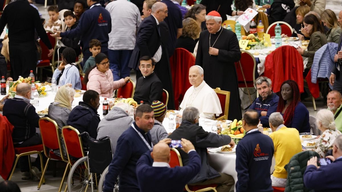 El Papa, en el centro de la mesa durante la comida.