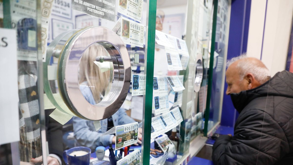 Un cliente compra sus décimos de Lotería de Navidad en León.