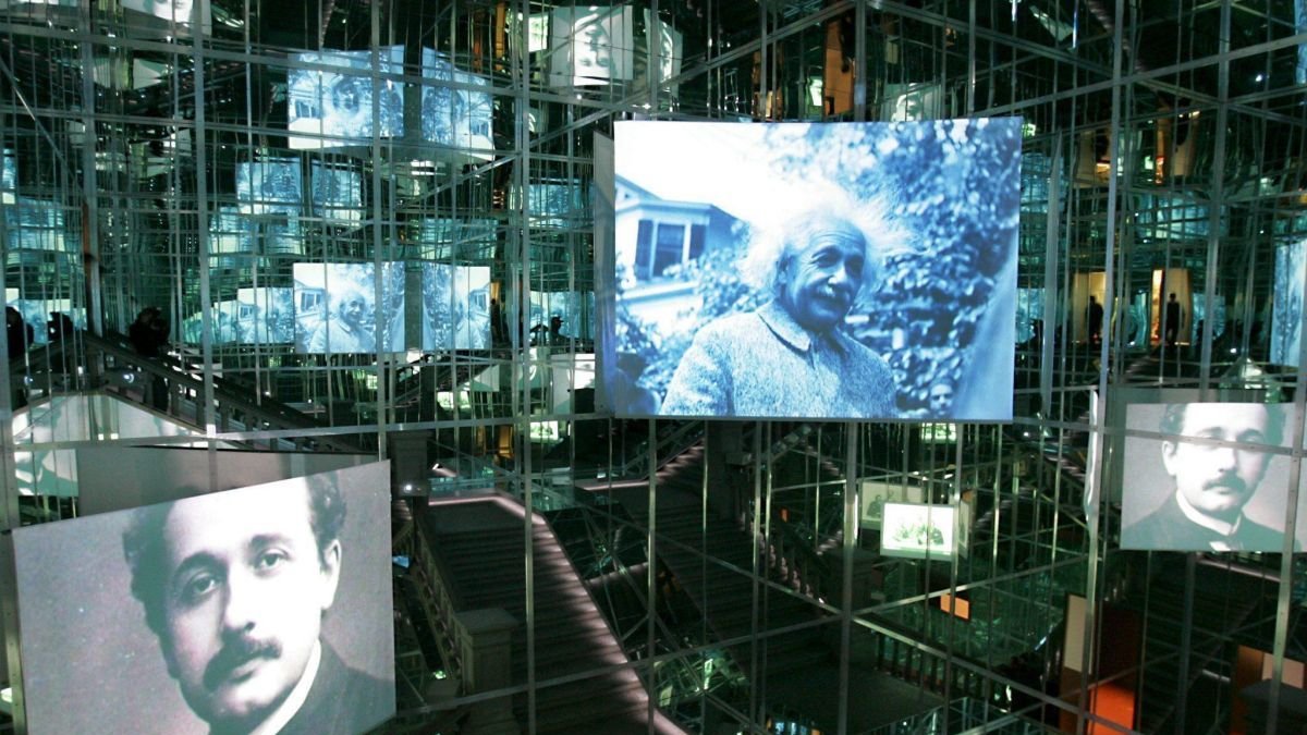Fotografías de Einstein proyectadas en el Museo de Bern (Suiza)