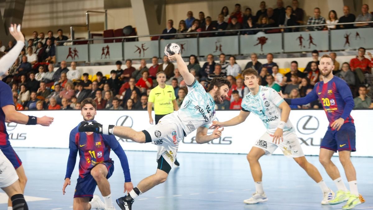 Rodrigo Pérez, capitán del Abanca Ademar, logró que su equipo diera un paso al frente contra el Barcelona en la segunda parte del encuentro.