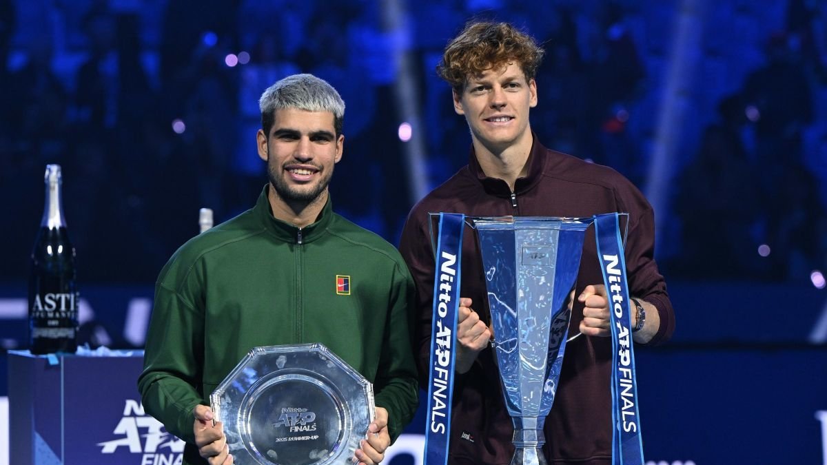 Alcaraz y Sinner con sus trofeos, como subcampeón y campeón de las Finales ATP.