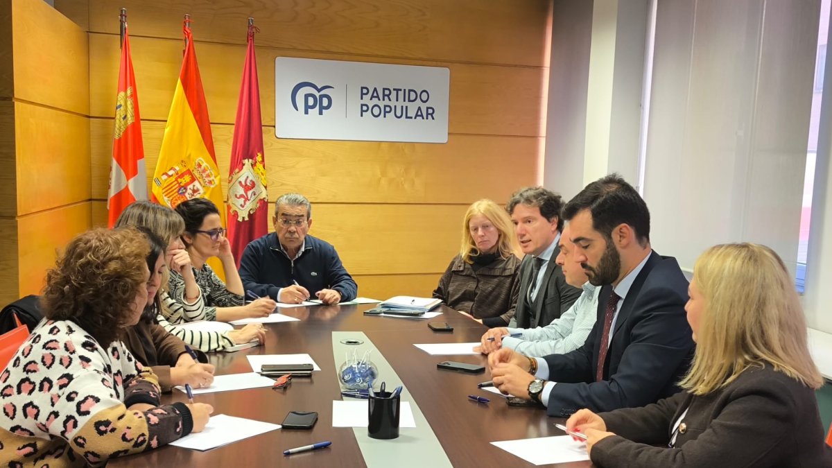 Un instante durante la reunión mantenida por miembros del PP de León con colectivos sociales