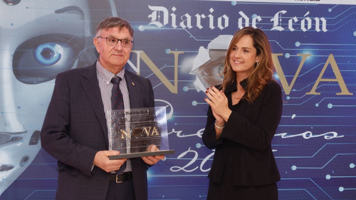 El neurocirujano Antonio Luis Mostaza Saavedra recogió el premio Innova 2025 de manos de Adriana Ulibarri.