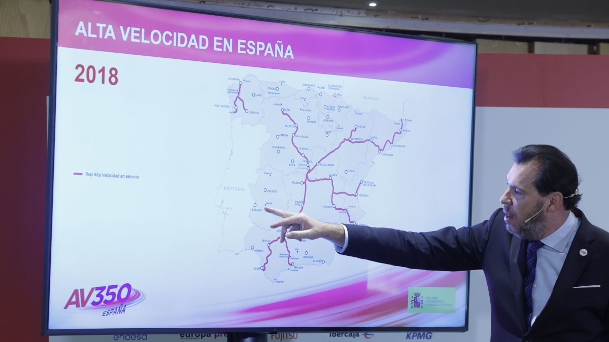 Óscar Puente explica los planes de alta velocidad para España, ayer.