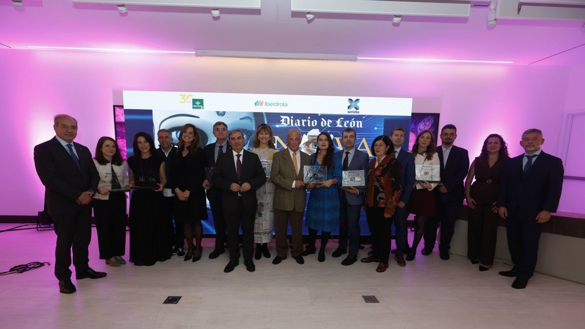 Galardonados y patrocinadores de los premios Innova.  José Luis Sanz Merino, consejero de Movilidad y Transformación Digital.