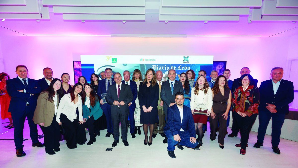 Los galardonados, autoridades y patrocinadores de los premios Innova de Diario de León durante la gala de entrega.