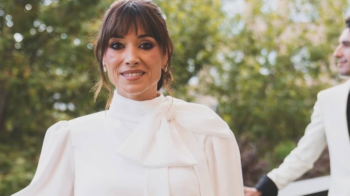 Arancha Morales, radiante y fiel a su estilo, lució un mono blanco exclusivo de Silvia Fernández Atelier en su boda íntima.