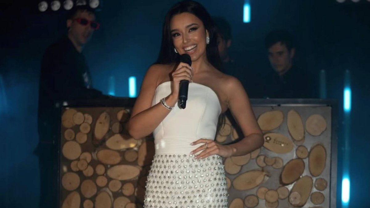 Marta Díaz toma el micrófono en su fiesta de 25 cumpleaños, luciendo un diseño blanco con bustier estructurado y falda de pedrería artesanal firmado por Silvia Fernández Atelier.