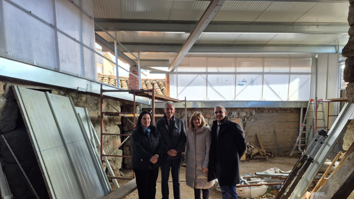 El director general de Trabajo y Prevención de Riesgos Laborales, José Manuel Barrios, durante la visita realizada a una explotación agrícola de La Serrada (Ávila).