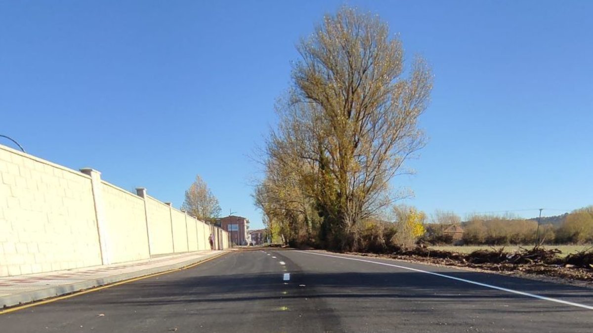 La calle Los Zarzales está muy avanzada y bordea el SUR-29.