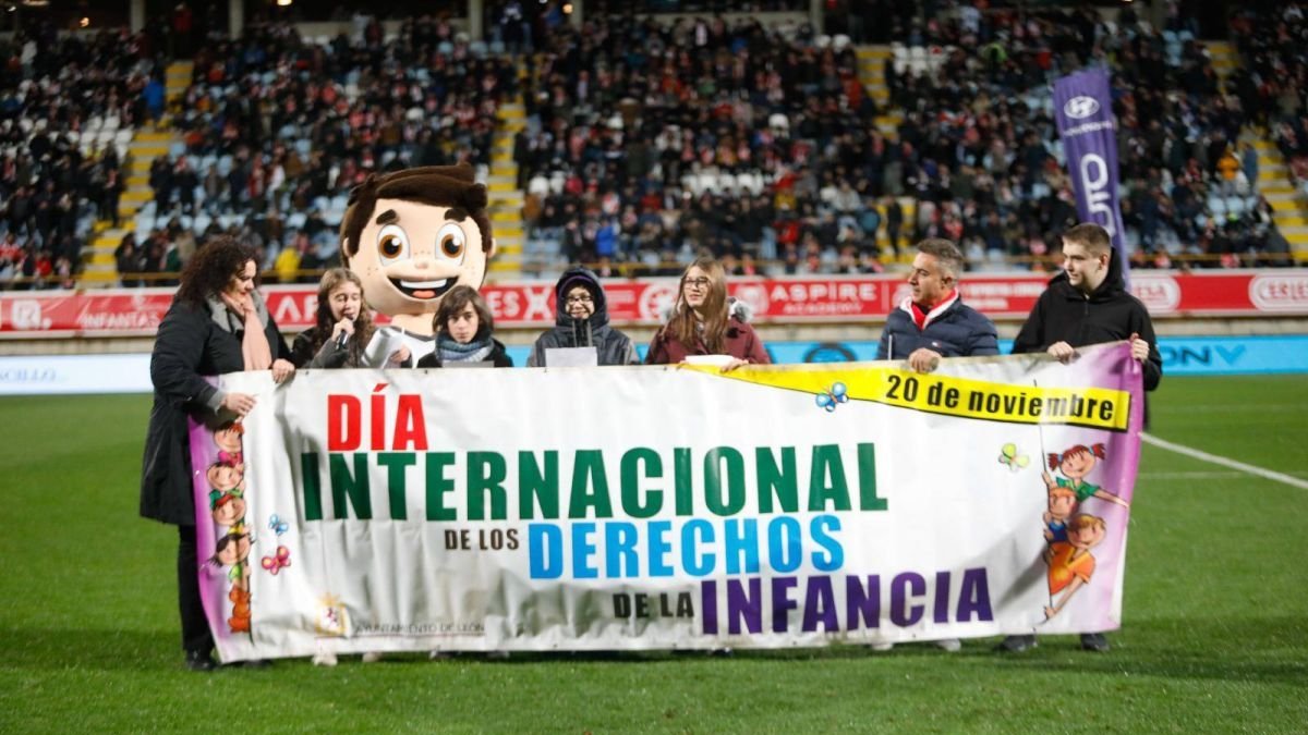 El Reino de León reivindica los derechos de la infancia en el partido Cultural-Málaga.
