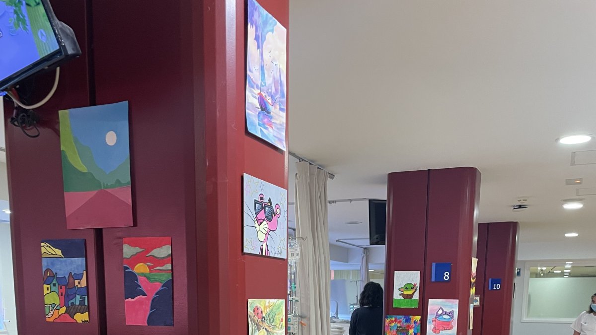 Niños de Villaquilambre 'decoran' el Hospital de Día Oncohematológico de León.