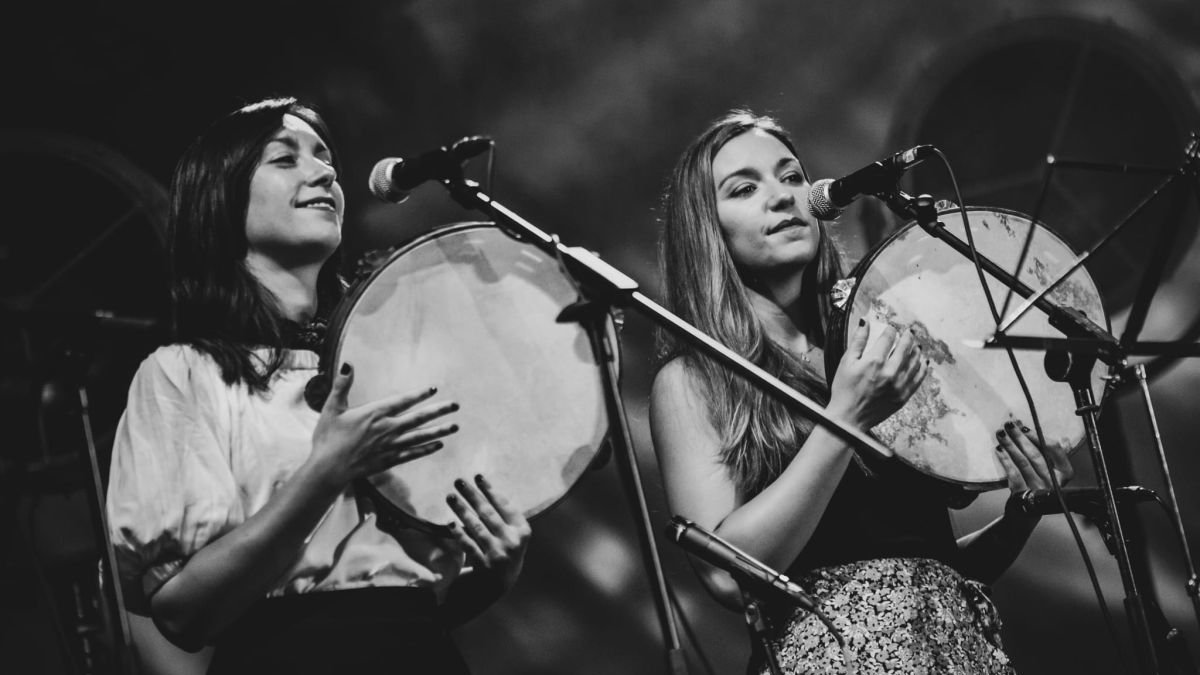 Raquel Álvarez Alonso y Laura Álvarez Alonso, Tsacianiegas, durante un concierto.