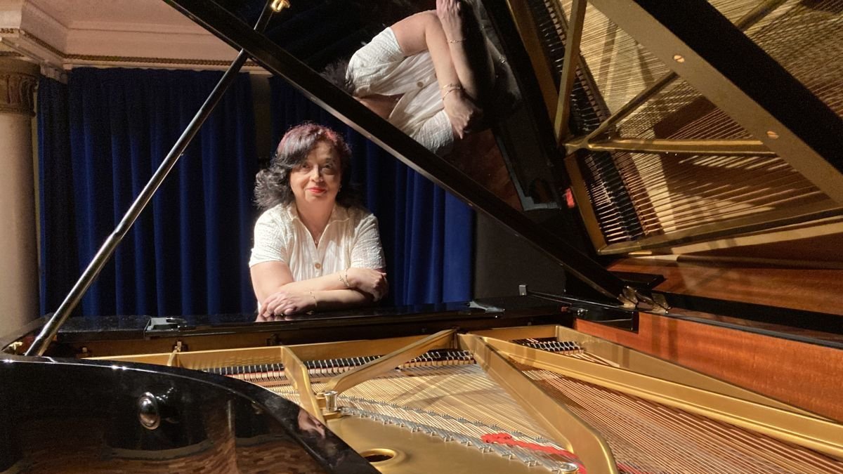 Raquel del Val es licenciada en Derecho por la ULE y máster en Investigación Musical por la Universidad Internacional de Valencia.