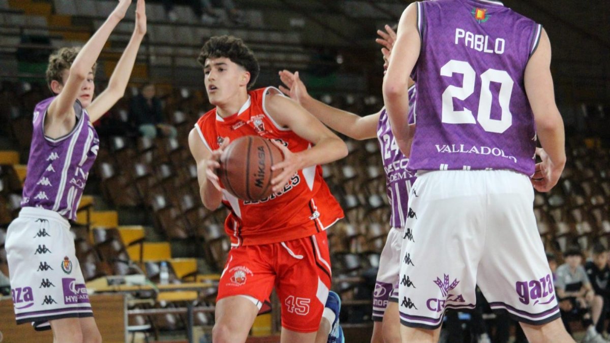 Daniel Gómez, del Colegio Leonés, convocado con la selección española de baloncesto sub-15