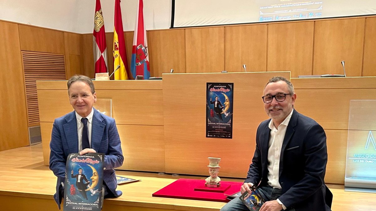 Juan Mayoral, que posa con el cartel del Festival de esta edición, y Carlos Cortina.