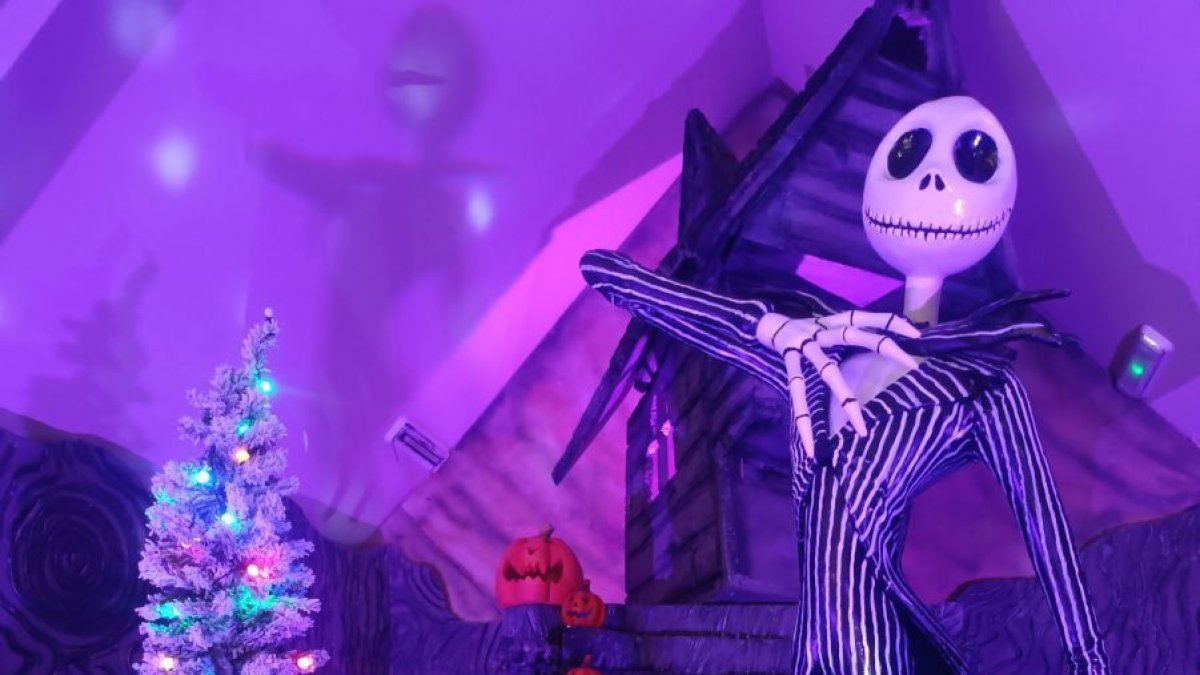 La sala de ‘Pesadilla antes de Navidad’ estrena un mágico árbol.