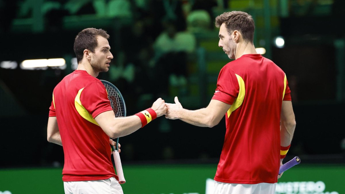 Los españoles Marcel Granollers y Pedro Martínez durante el partido ante Tomas Machac y Jakub Mensik, de República Checa, este jueves en Bolonia. EFE/EPA/ELISABETTA BARACCHI.