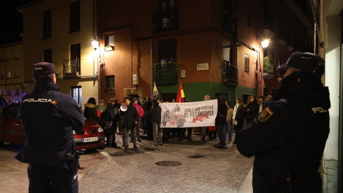 Concentración contra una misa celebrada en honor a Franco en León.
