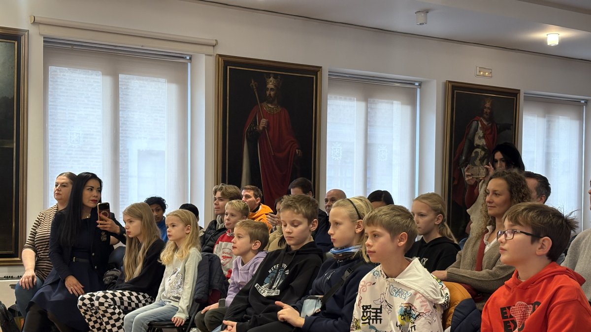 León da la bienvenida a los participantes internacionales de Pequeños Gigantes de ajedrez.