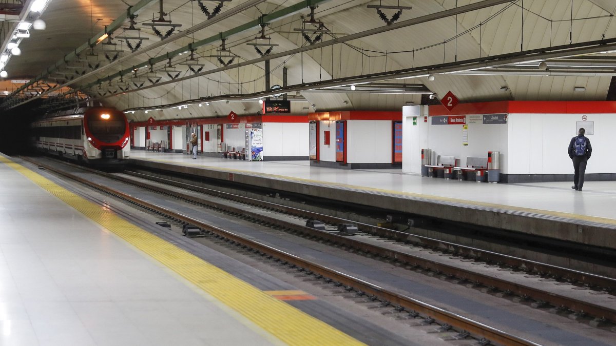Un tren de Cercanías llega a la estación de Nuevos Ministerios, en Madrid.