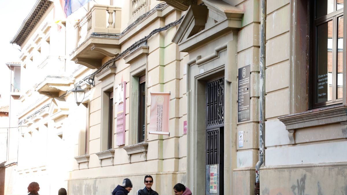 Alumnos a la puerta de la Escuela de Arte, ubicada en la calle Pablo Flórez, al lado de la Catedral.