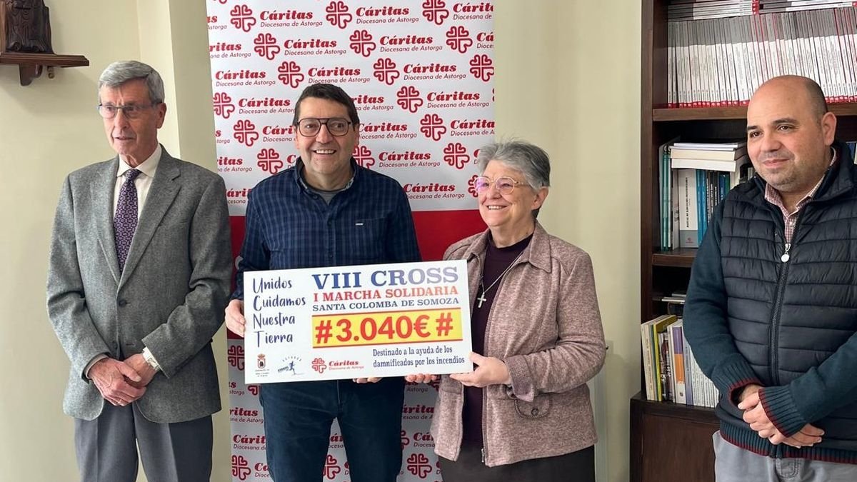 Momento de la entrega del cheque a Cáritas Astorga.
