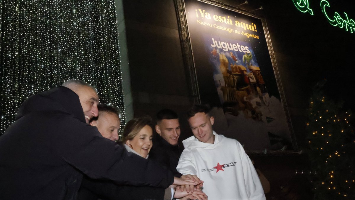 Alvarado y los jugadores accionan el botón de encendido de las luces en El Corte Inglés.