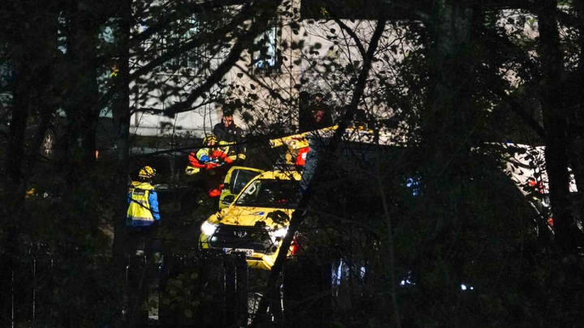 Los equipos de rescate, tras recuperar los restos de los dos trabajadores muertos en el accidente minero.