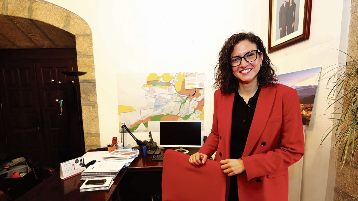 La concejala Lidia Coca en su despacho en el Ayuntamiento de Ponferrada.