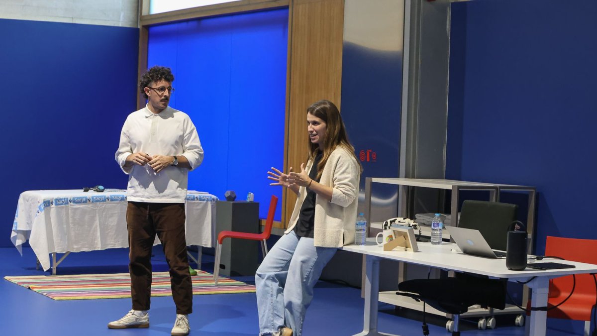 Almudena Medrano y Luis Nocete, durante el taller que impartieron en el Musac.