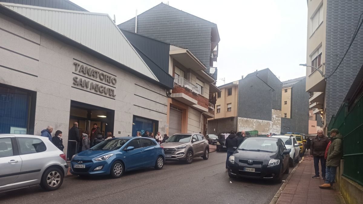 Los lacianiegos no dejan de llegar al tanatorio.