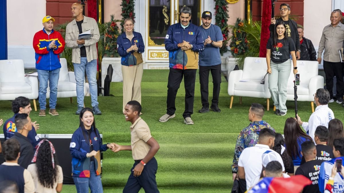 Nicolás Maduro observa a una pareja bailando.