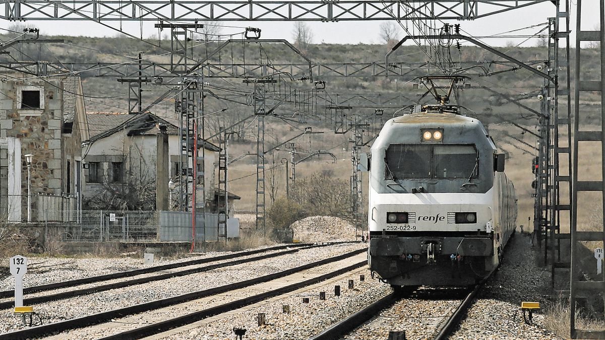 Paso de un tren por la vía de León a Ponferrada.