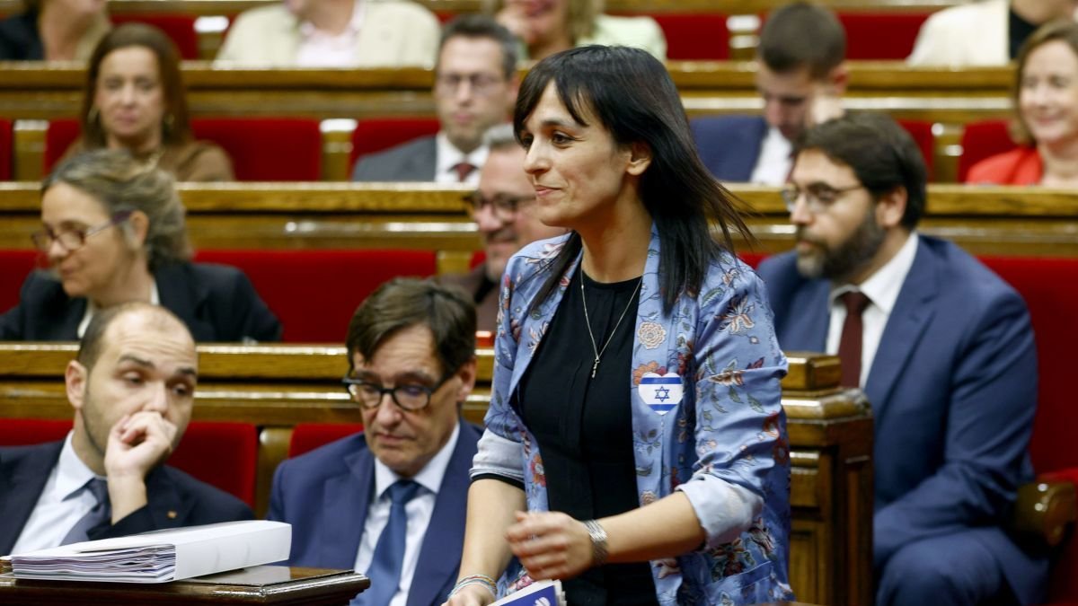 La líder de Aliança Catalana, Silvia Orriols, luciendo una chapa con la bandera de Israel.