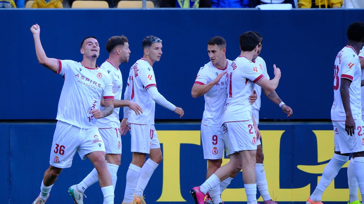 La Cultural celebra la victoria frente al Cádiz en el Nuevo Mirandilla.