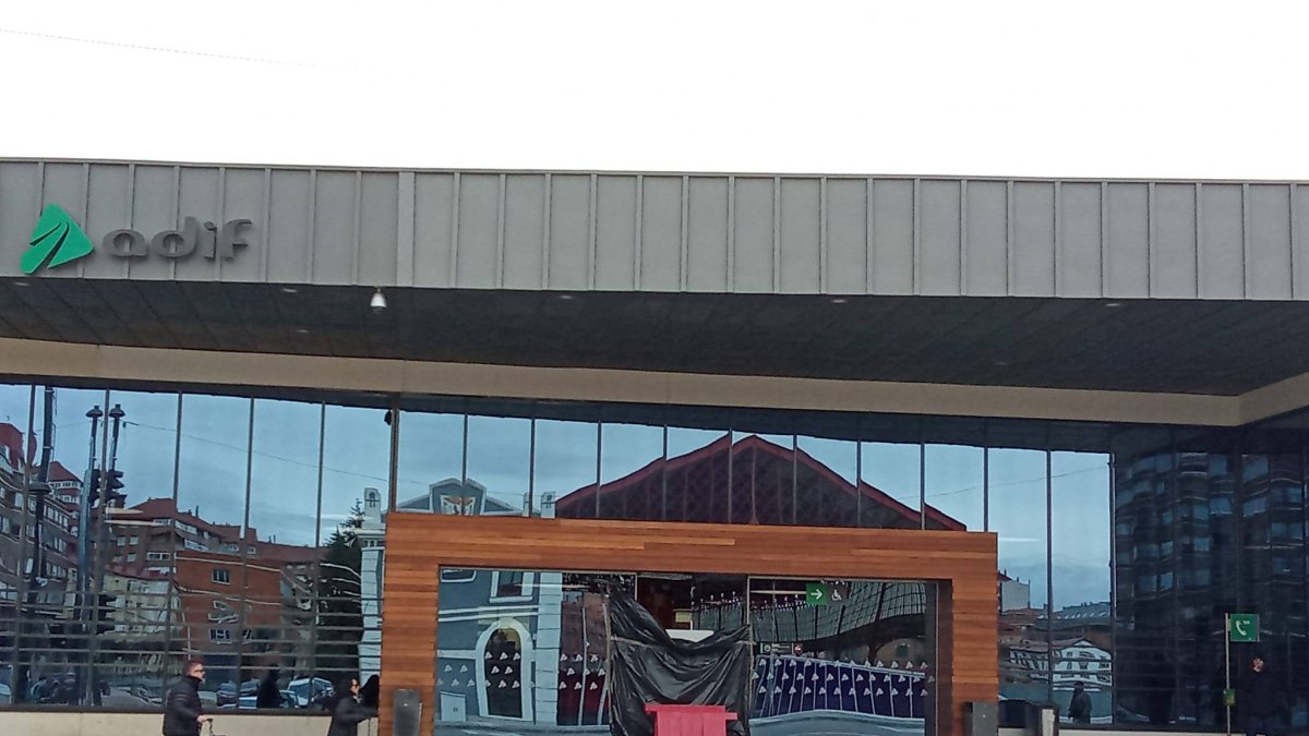 Frontal d ela estación provisional de tren de Adif en León