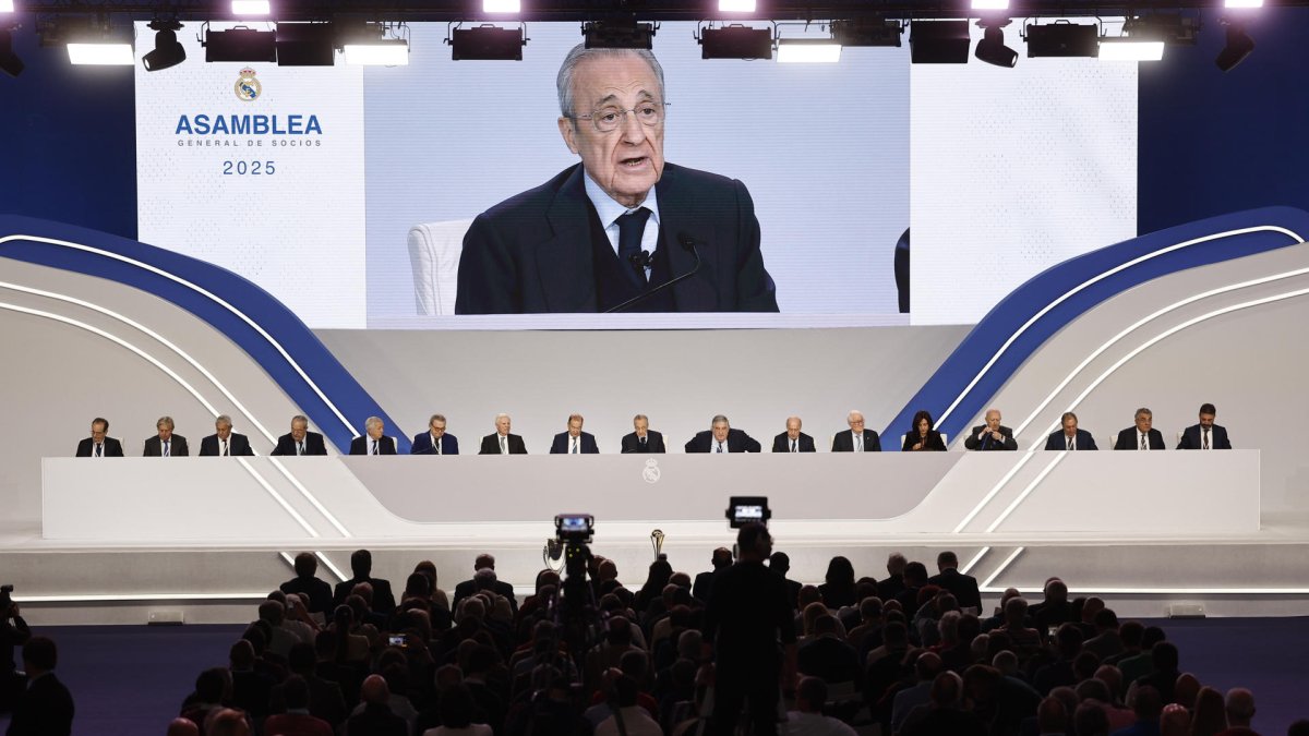 El presidente del Real Madrid, Florentino Pérez, en la asamblea general ordinaria del club en Madrid. Una reunión de los socios compromisarios para avanzar en el proyecto de gran cambio de su modelo societario y aprobar los datos económicos, que superan los mil millones de euros de ingresos en el último ejercicio. EFE/ Rodrigo Jiménez.