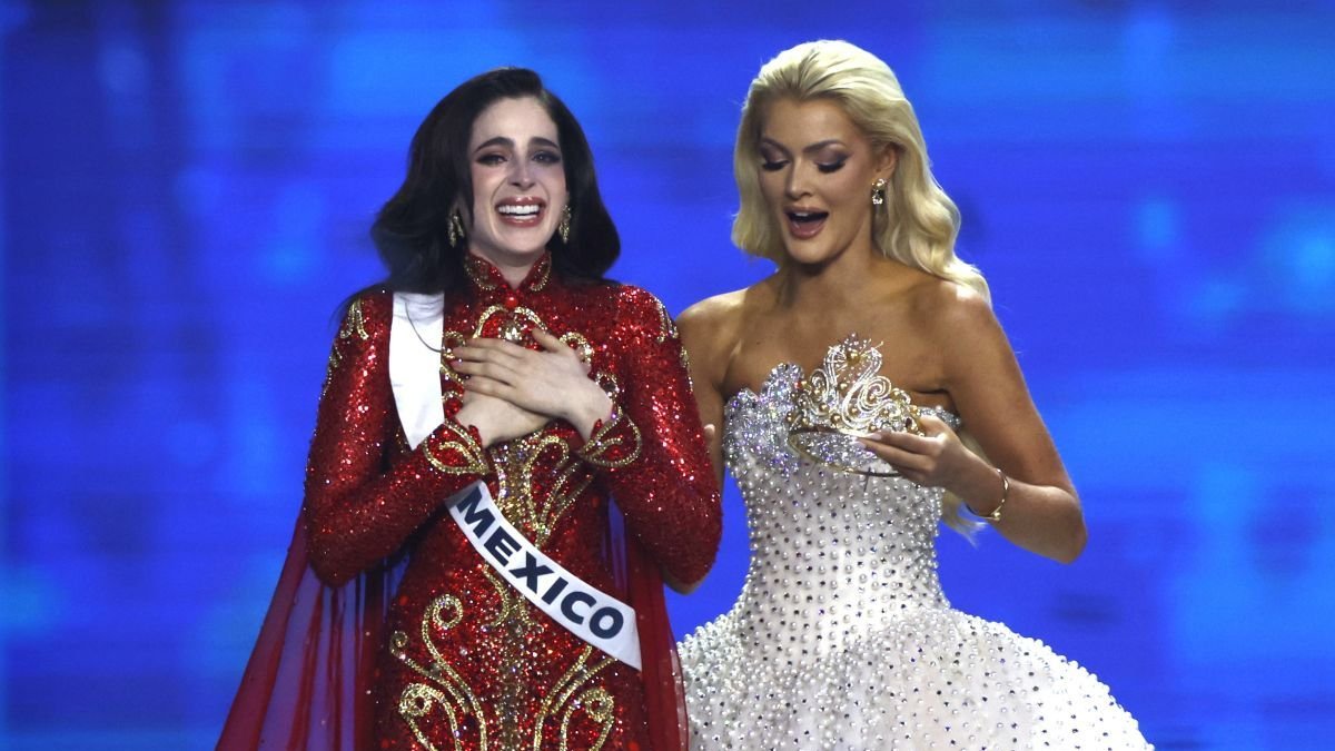 Fátima Bosch, Miss Universo 2025, toma el relevo de Miss Universe 2024 Victoria Kjaer Theilvig.