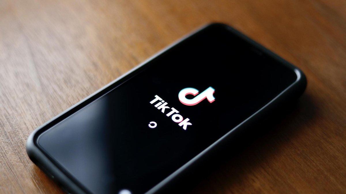 Fotografía de archivo de un teléfono con la aplicación de la red social TikTok.
                      EFE